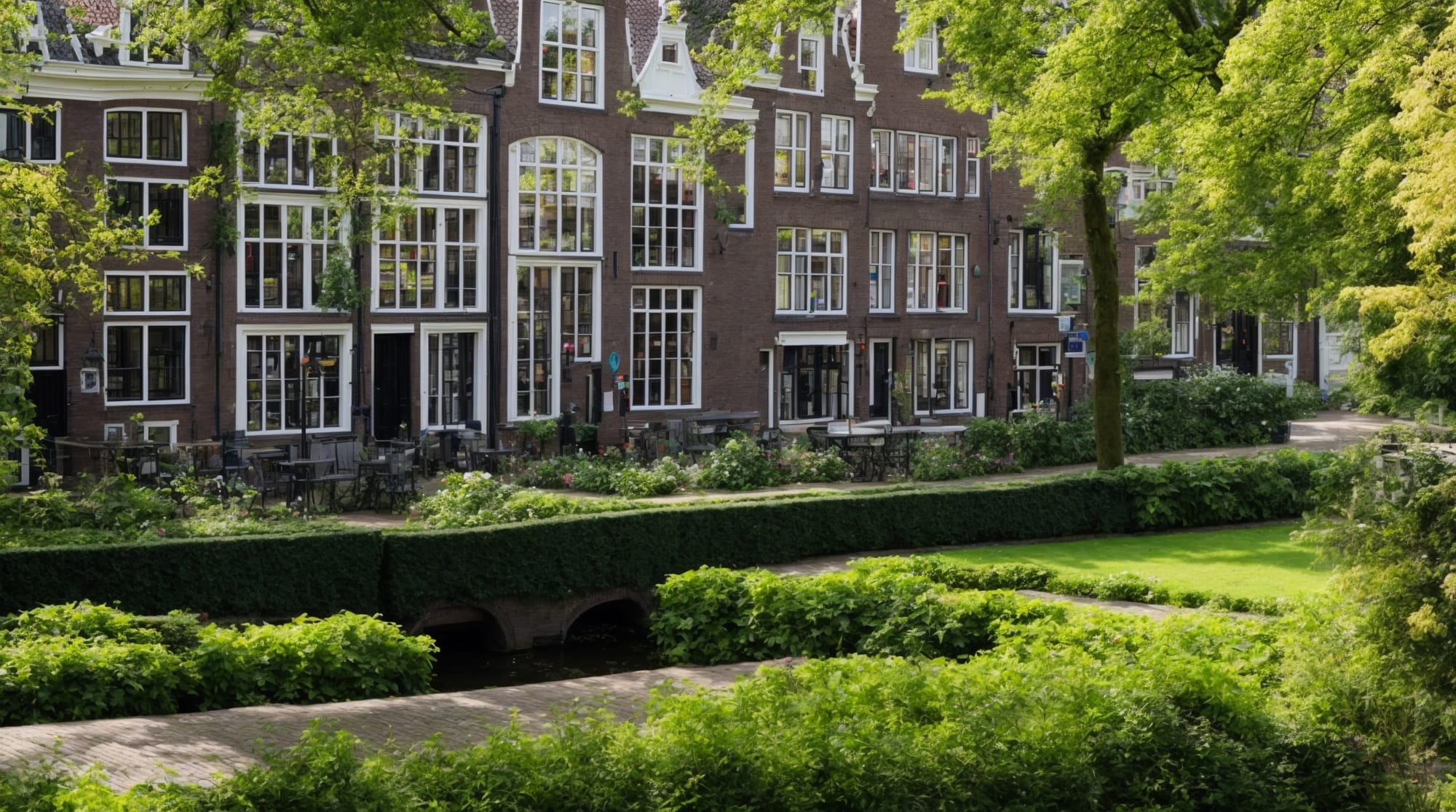 The tranquil Begijnhof filled with historical Dutch houses and lush greenery.